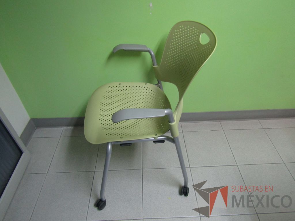 Lote 032 - Silla de visita con ruedas, descansabrazos fijo, asiento y respaldo en plástico color verde - Imagen 7