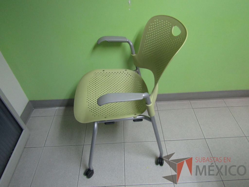 Lote 032 - Silla de visita con ruedas, descansabrazos fijo, asiento y respaldo en plástico color verde - Imagen 8