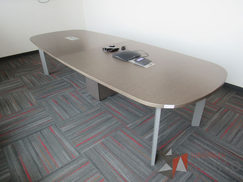 Lote 005 - Mesa de sala de juntas para 10 personas con cubierta color café y accesorio para conexiones - Imagen 3