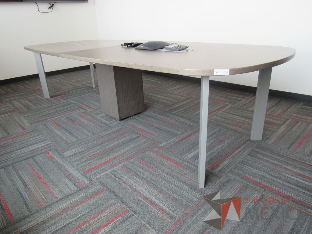 Lote 005 - Mesa de sala de juntas para 10 personas con cubierta color café y accesorio para conexiones - Imagen 6