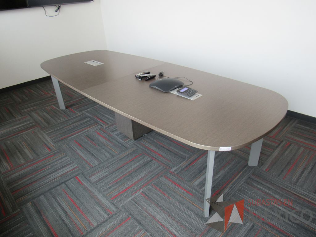 Lote 005 - Mesa de sala de juntas para 10 personas con cubierta color café y accesorio para conexiones - Imagen 8
