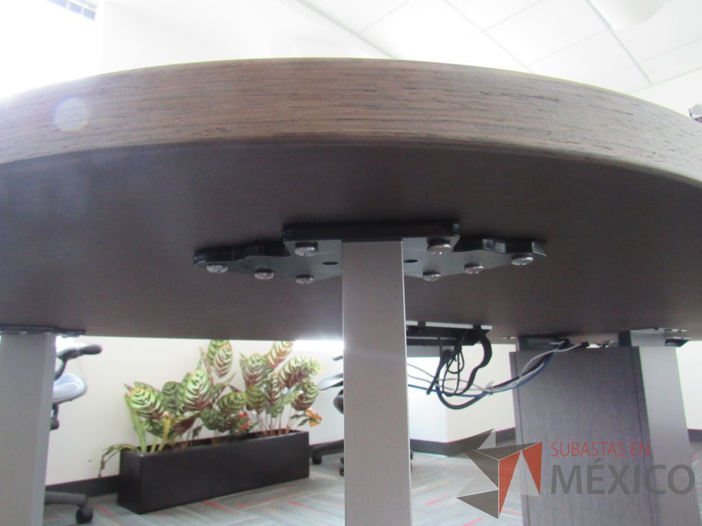 Lote 005 - Mesa de sala de juntas para 10 personas con cubierta color café y accesorio para conexiones - Imagen 12