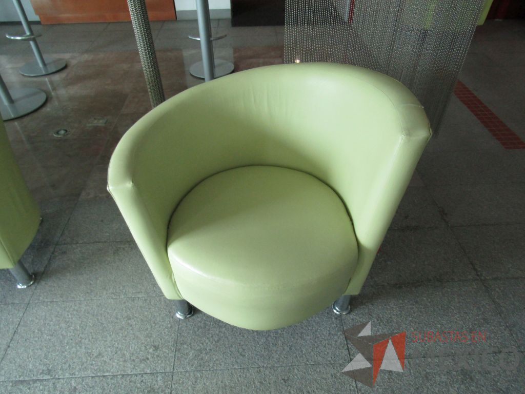 Lote 089 - Sillón de 1 plaza tipo piel color verde y patas metálicas - Imagen 2