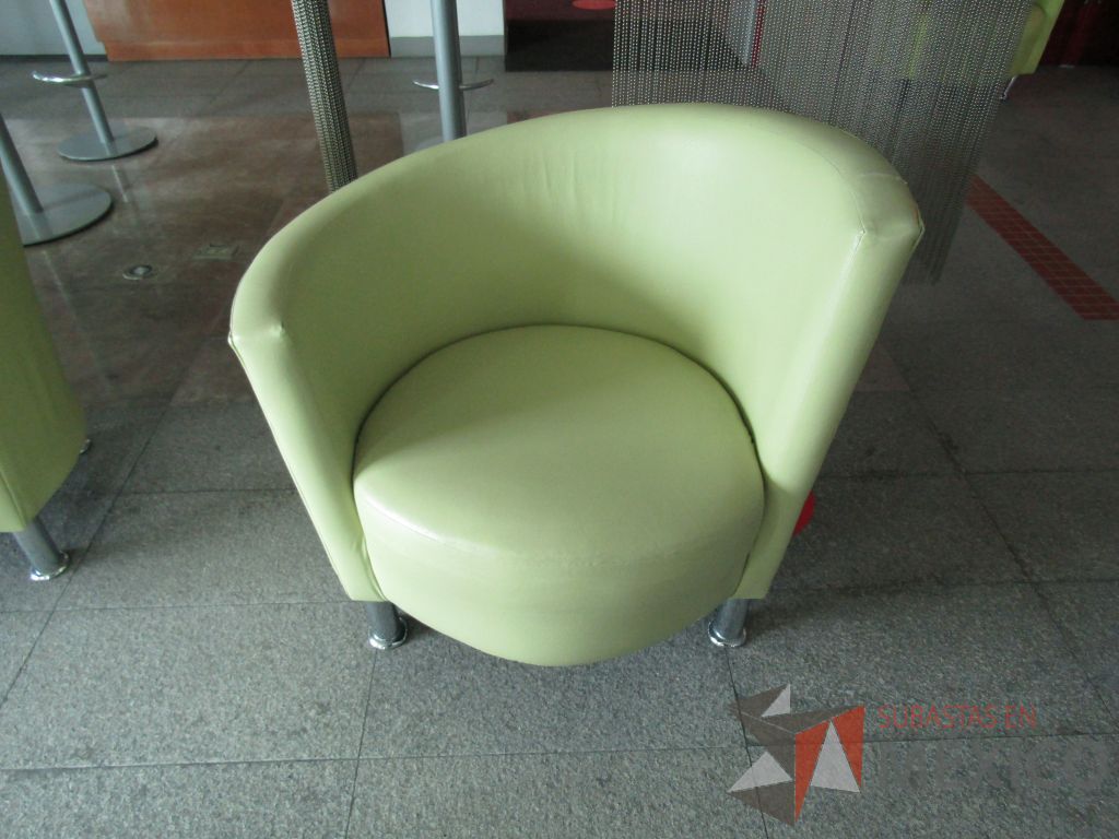 Lote 089 - Sillón de 1 plaza tipo piel color verde y patas metálicas