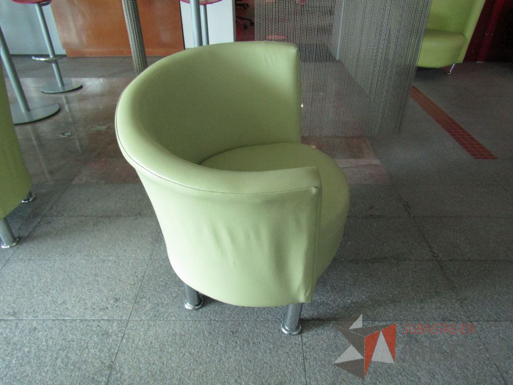 Lote 089 - Sillón de 1 plaza tipo piel color verde y patas metálicas - Imagen 4