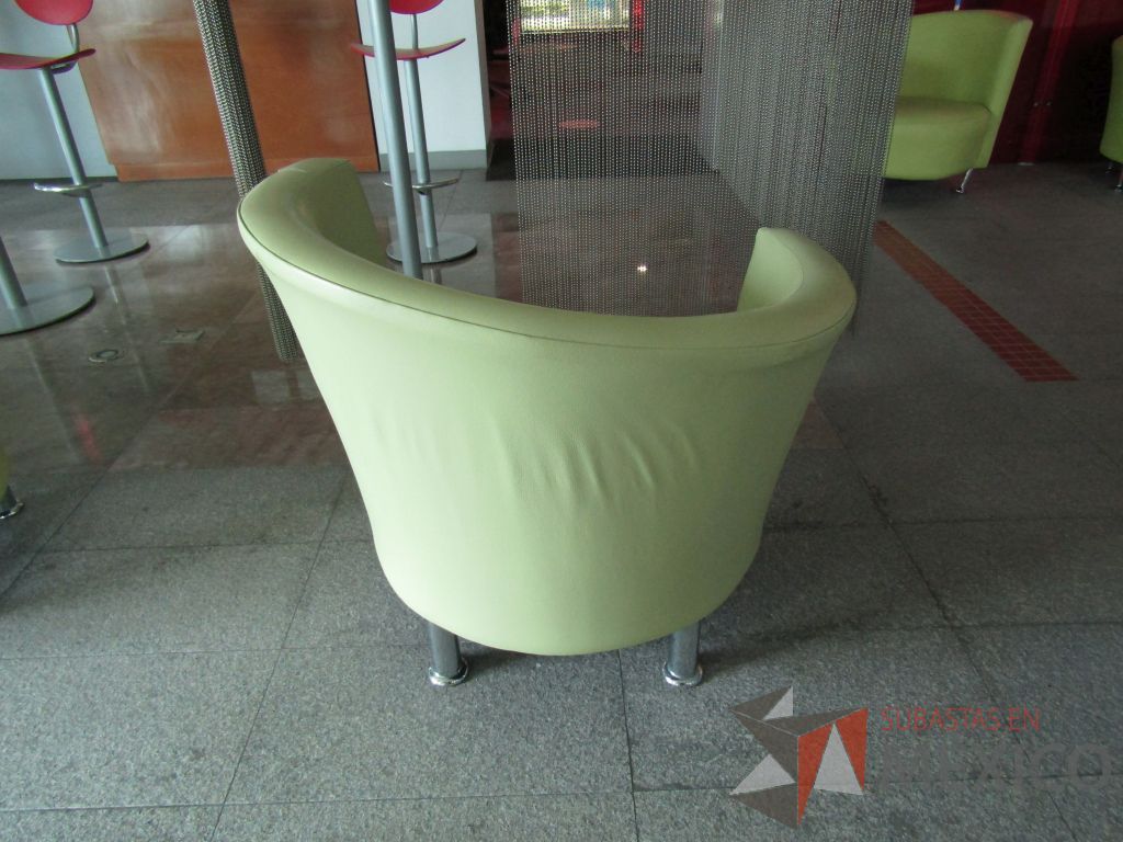 Lote 089 - Sillón de 1 plaza tipo piel color verde y patas metálicas - Imagen 5
