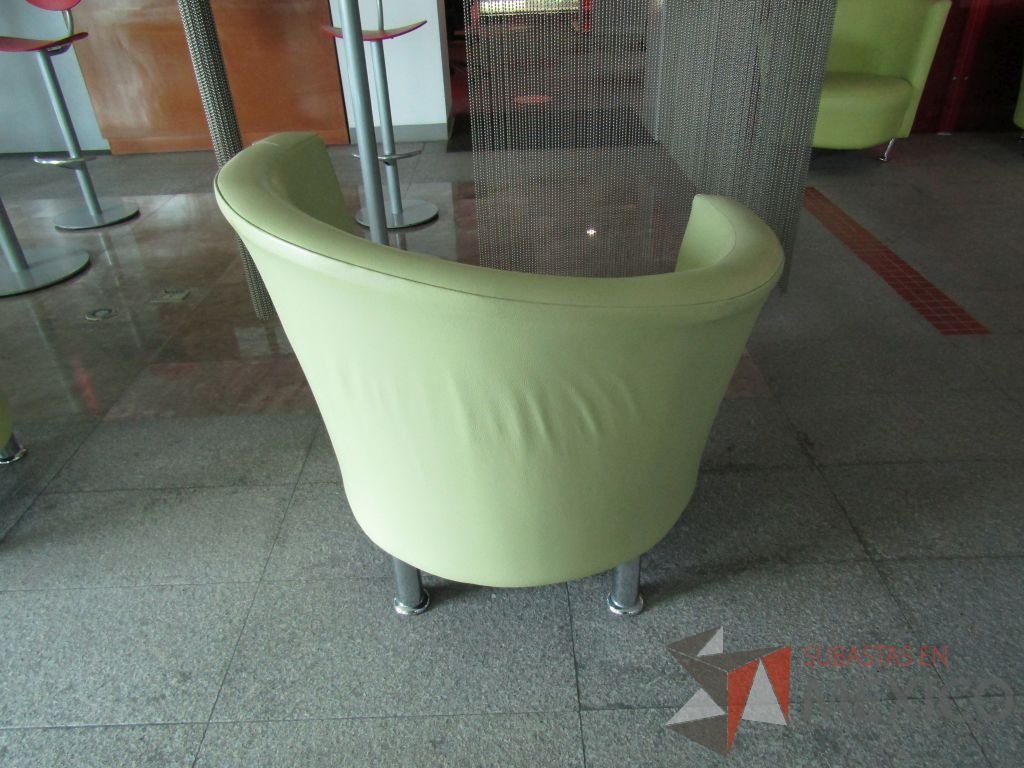 Lote 089 - Sillón de 1 plaza tipo piel color verde y patas metálicas - Imagen 6