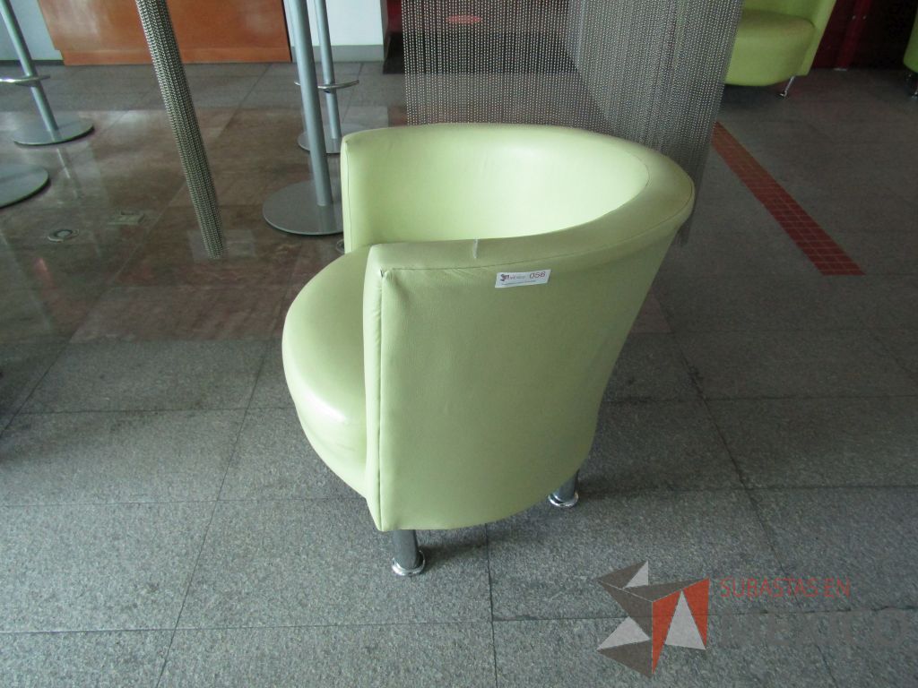 Lote 089 - Sillón de 1 plaza tipo piel color verde y patas metálicas - Imagen 7