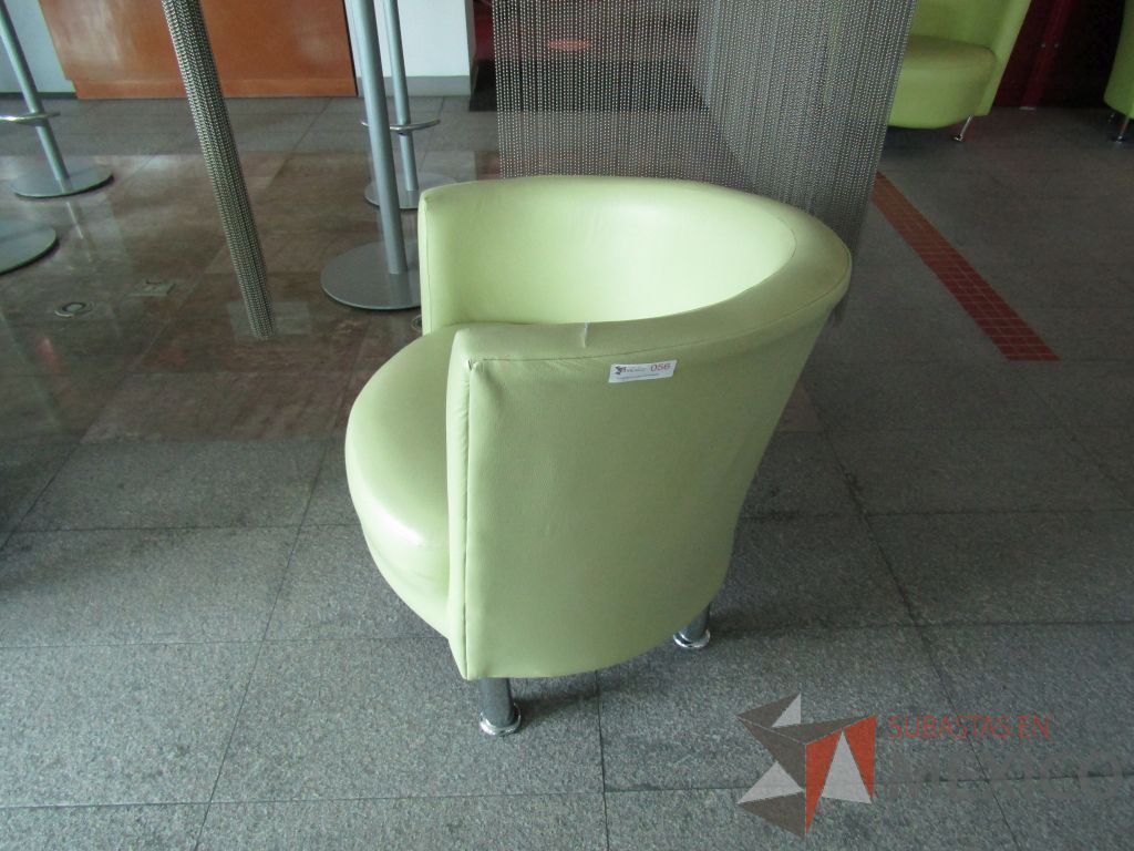 Lote 089 - Sillón de 1 plaza tipo piel color verde y patas metálicas - Imagen 8