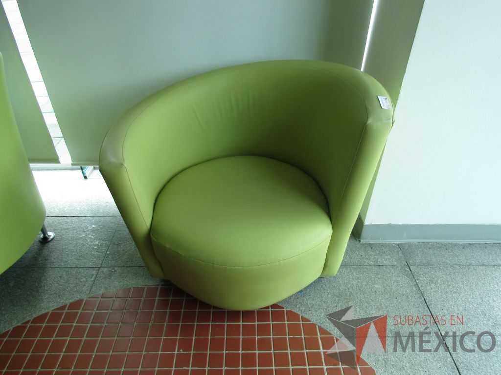 Lote 040 - Sillón de 1 plaza tipo piel color verde y patas de madera
