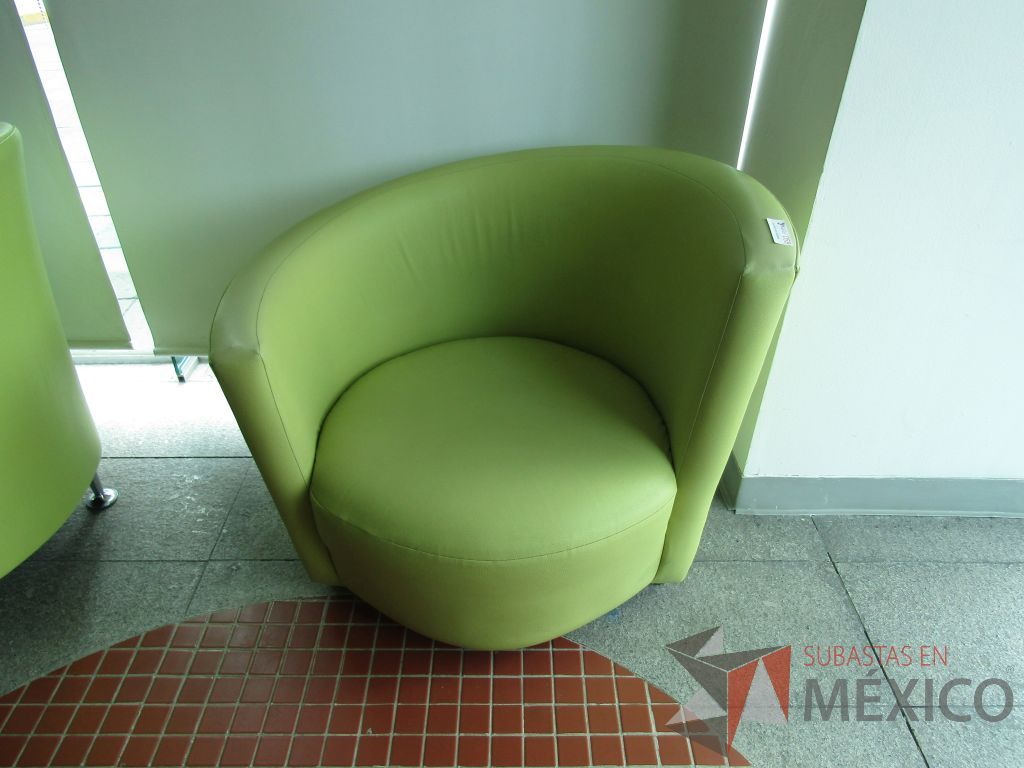 Lote 040 - Sillón de 1 plaza tipo piel color verde y patas de madera - Imagen 2