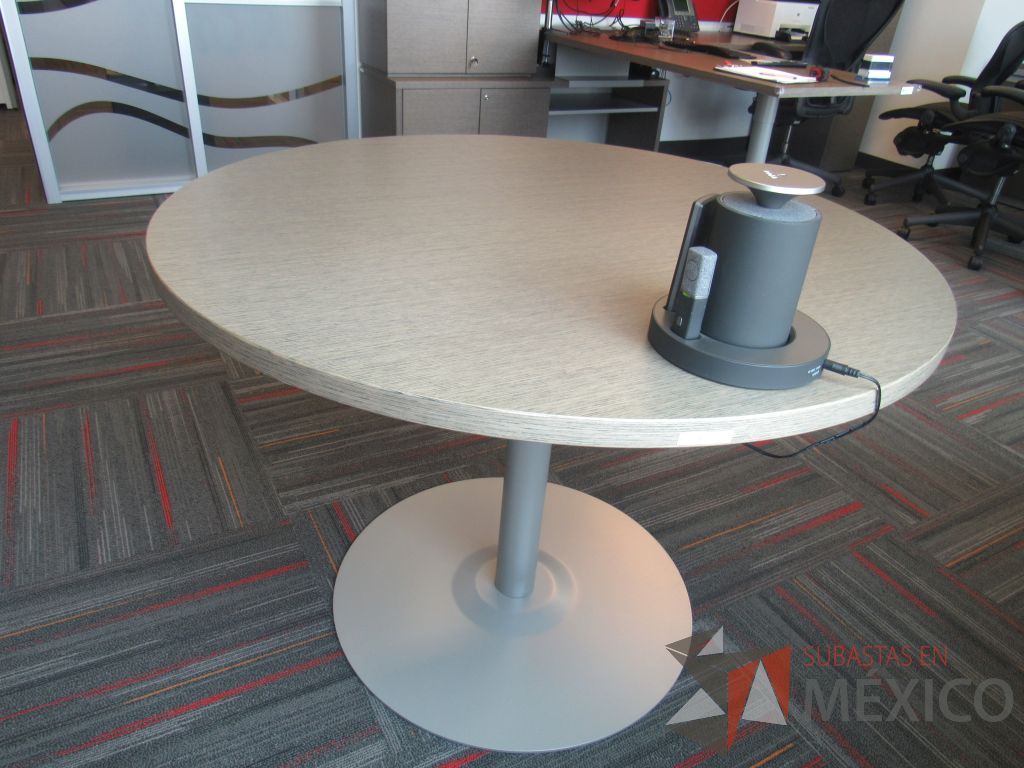 Lote 010 - Mesa de trabajo circular con base metálica y cubierta color café - Imagen 9
