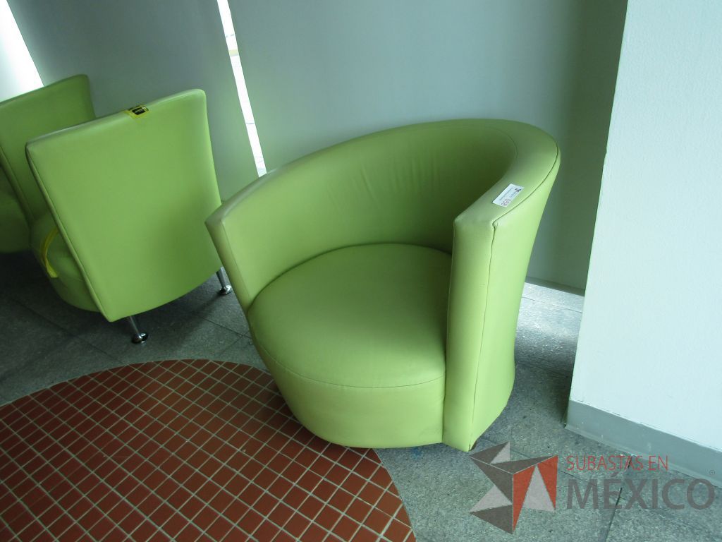 Lote 040 - Sillón de 1 plaza tipo piel color verde y patas de madera - Imagen 3