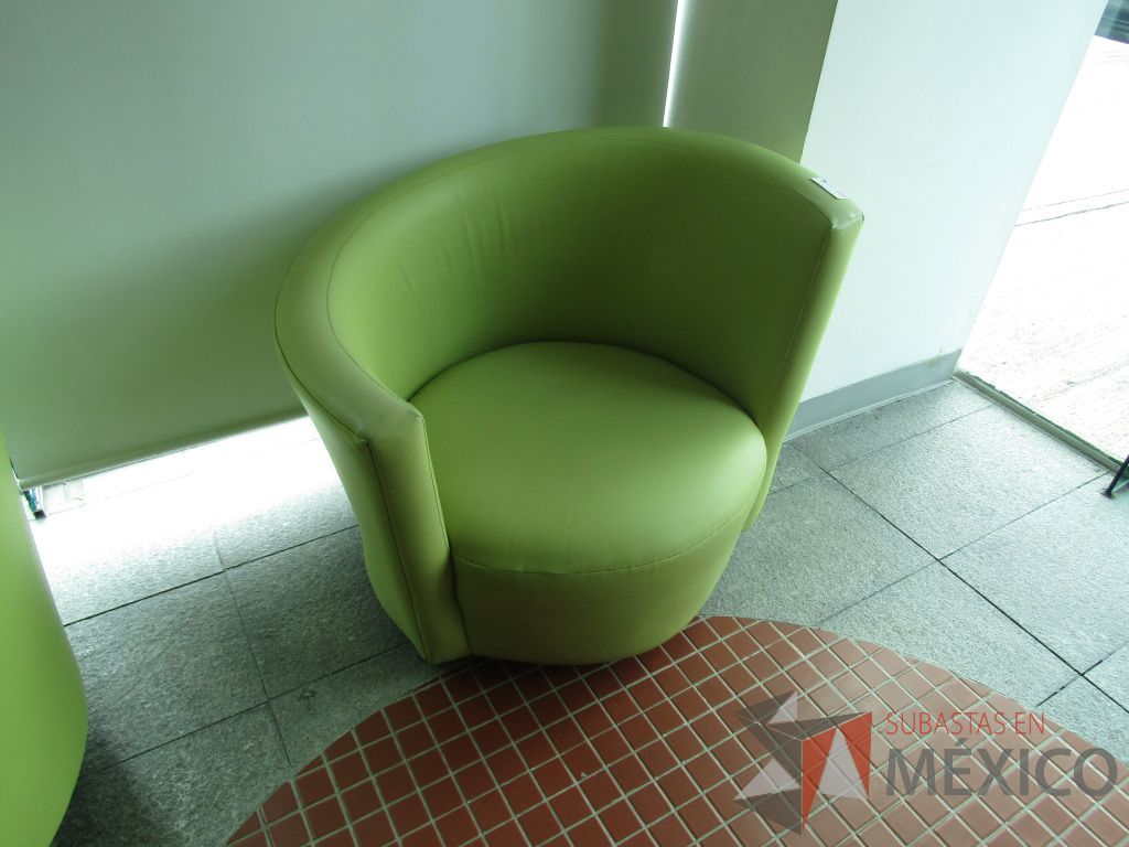Lote 040 - Sillón de 1 plaza tipo piel color verde y patas de madera - Imagen 4