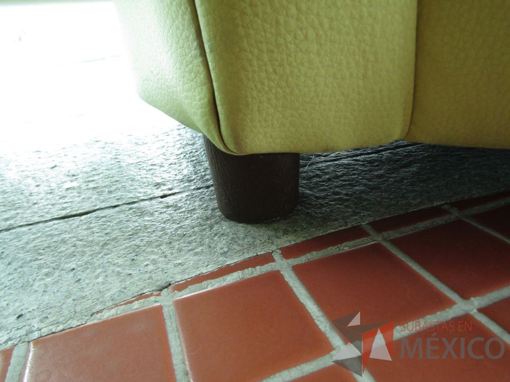 Lote 040 - Sillón de 1 plaza tipo piel color verde y patas de madera - Imagen 5