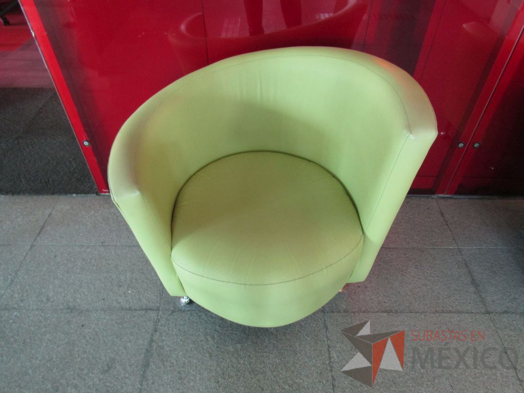 Lote 091 - Sillón de 1 plaza tipo piel color verde y patas metálicas