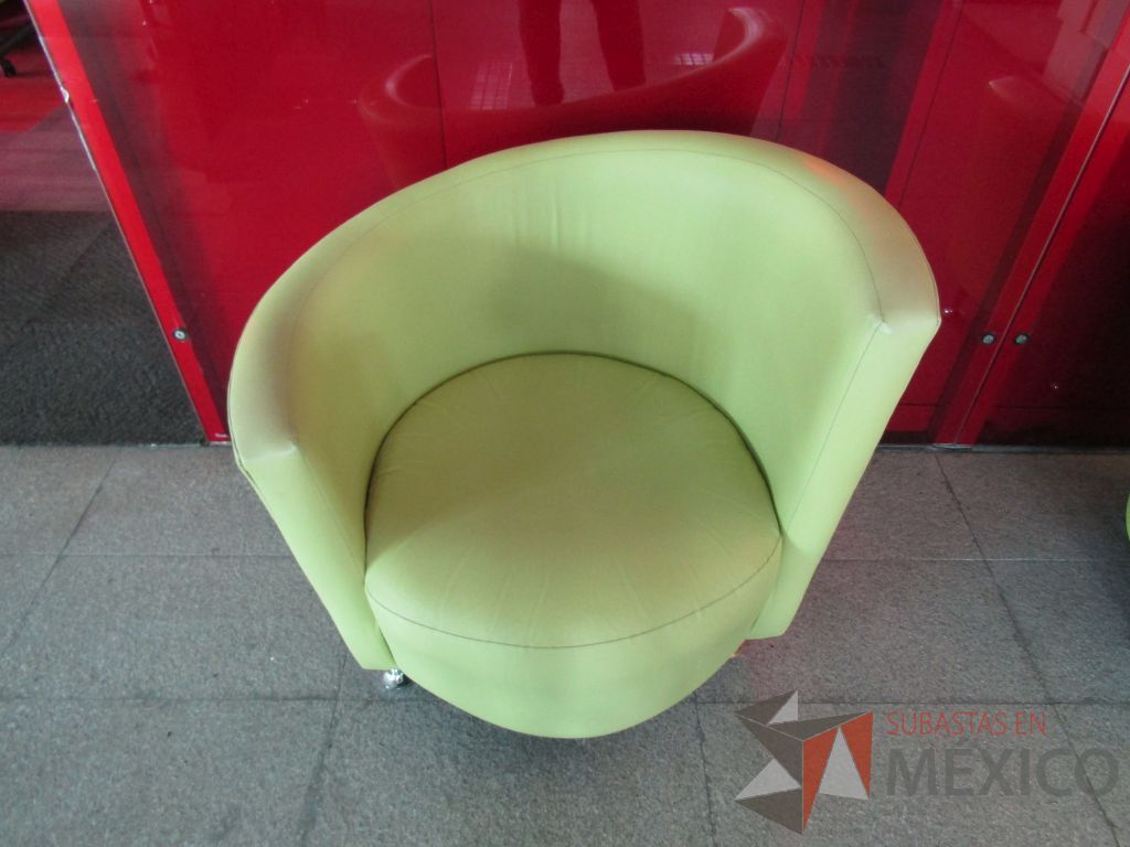 Lote 091 - Sillón de 1 plaza tipo piel color verde y patas metálicas - Imagen 2