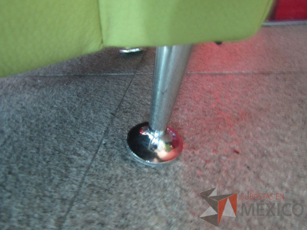 Lote 091 - Sillón de 1 plaza tipo piel color verde y patas metálicas - Imagen 3
