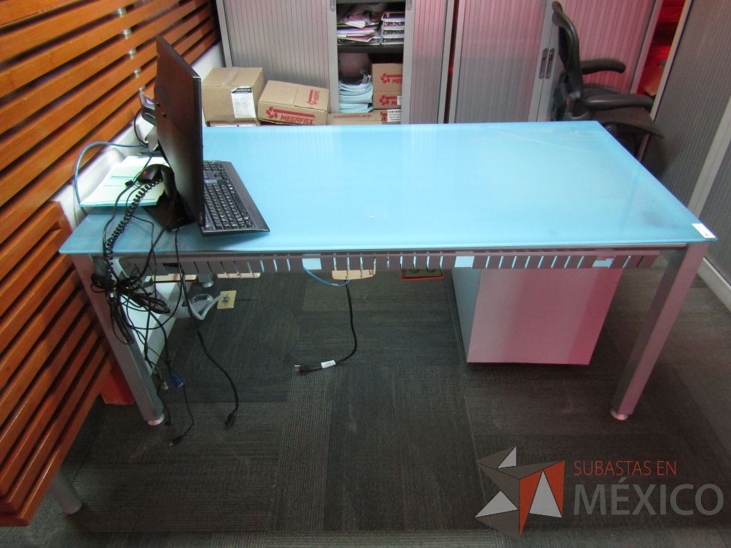 Lote 043 - Mesa de trabajo, estructura metálica , cubierta de vidrio y con 1 archivero metálico de 3 cajones. (Cubierta de vidrio rota). - Imagen 2