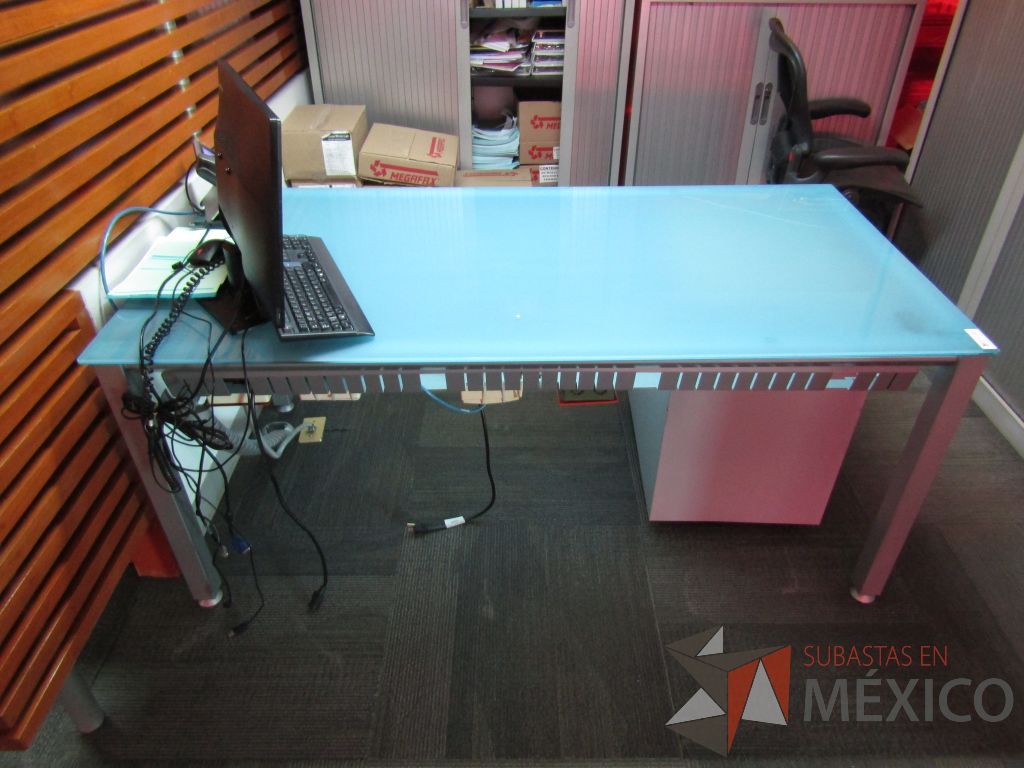 Lote 030 - Mesa de trabajo, estructura metálica y cubierta de vidrio - Imagen 3