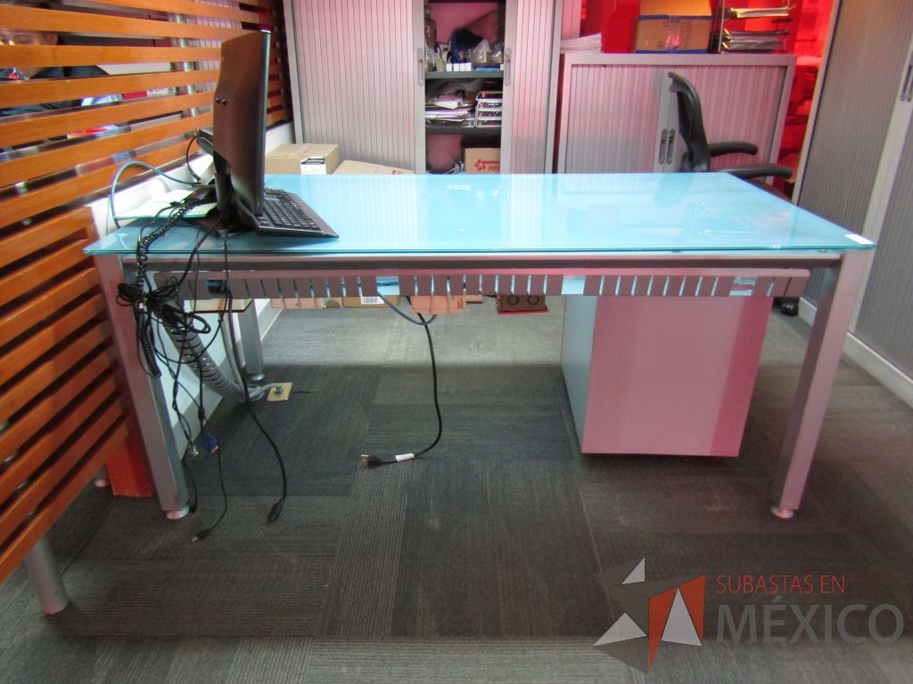 Lote 030 - Mesa de trabajo, estructura metálica y cubierta de vidrio - Imagen 4