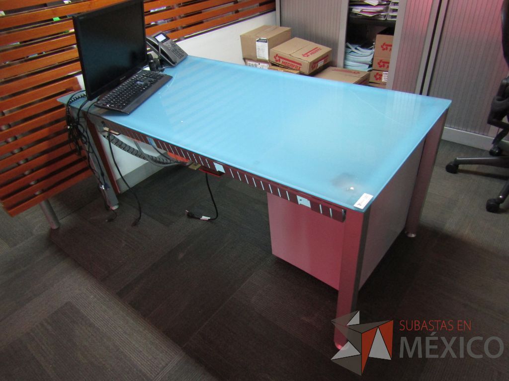 Lote 030 - Mesa de trabajo, estructura metálica y cubierta de vidrio - Imagen 5