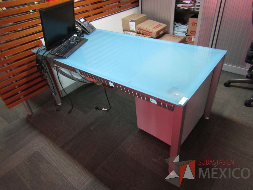 Lote 030 - Mesa de trabajo, estructura metálica y cubierta de vidrio