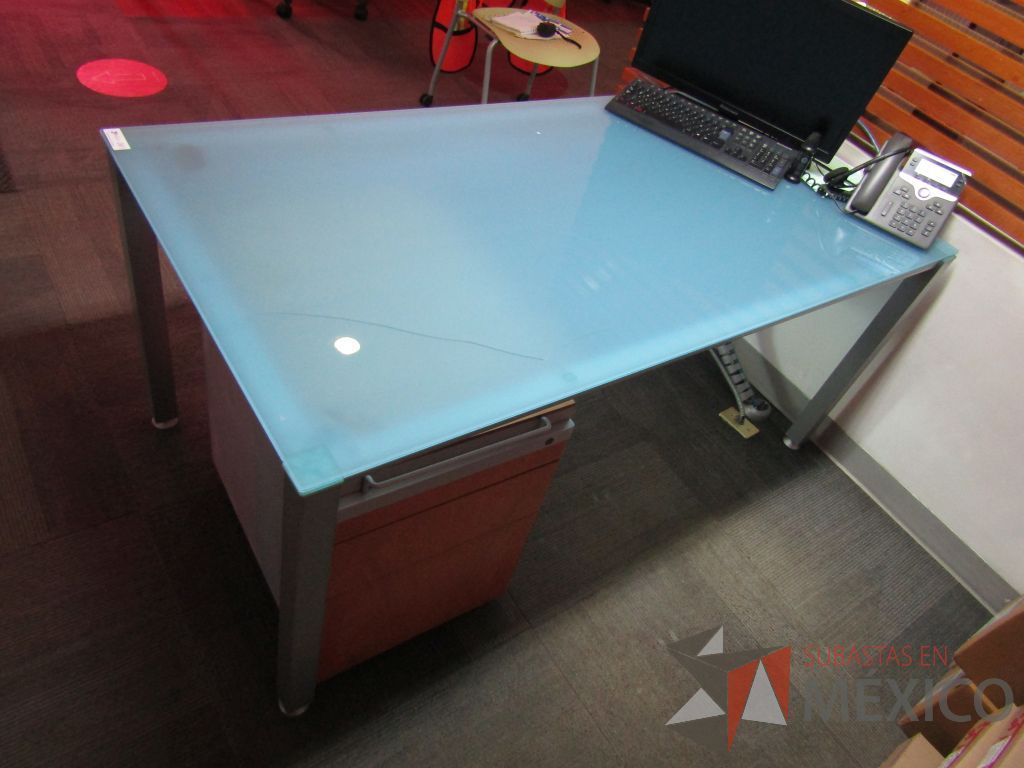 Lote 043 - Mesa de trabajo, estructura metálica , cubierta de vidrio y con 1 archivero metálico de 3 cajones. (Cubierta de vidrio rota). - Imagen 6