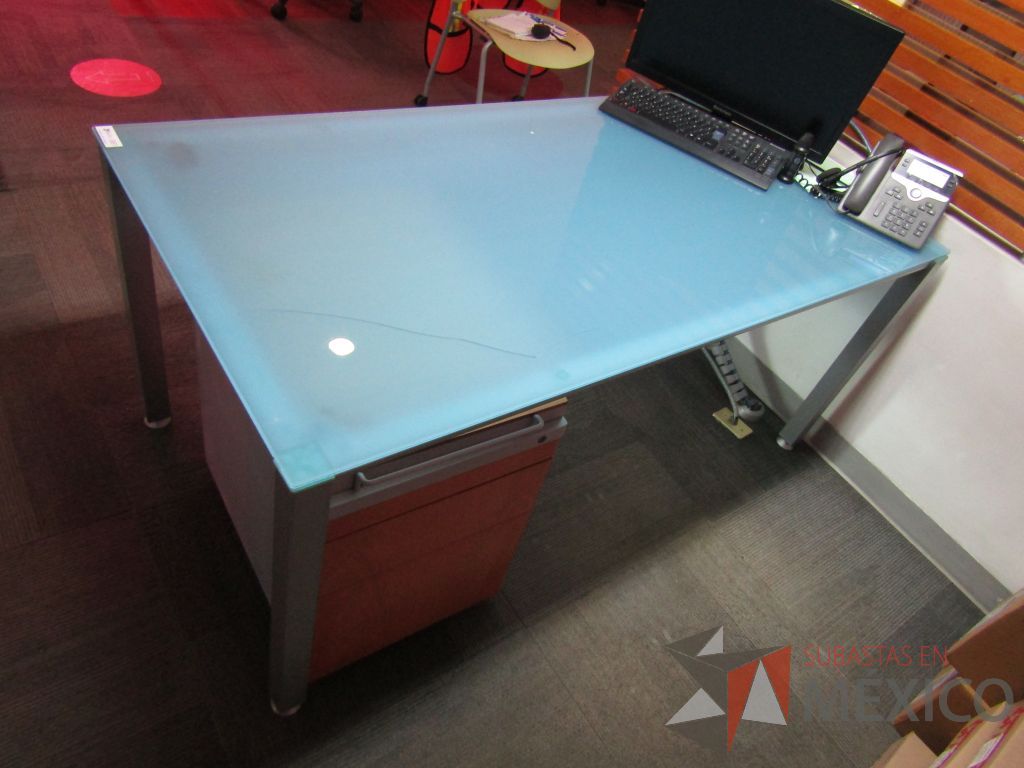 Lote 030 - Mesa de trabajo, estructura metálica y cubierta de vidrio - Imagen 7