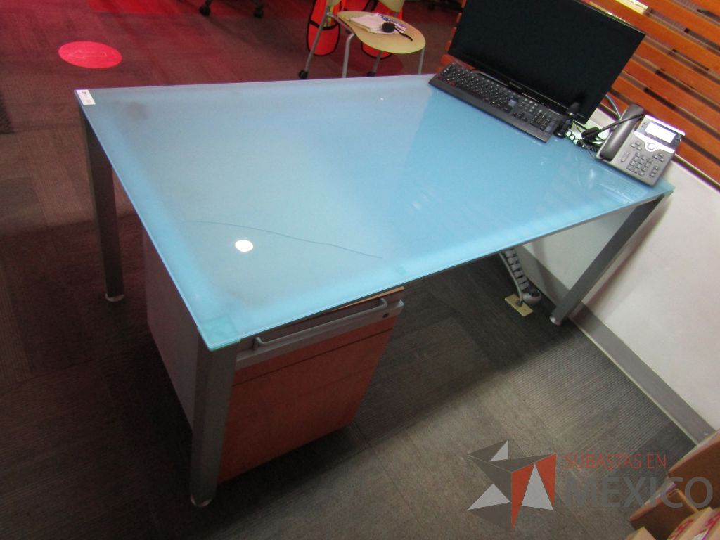 Lote 030 - Mesa de trabajo, estructura metálica y cubierta de vidrio - Imagen 8
