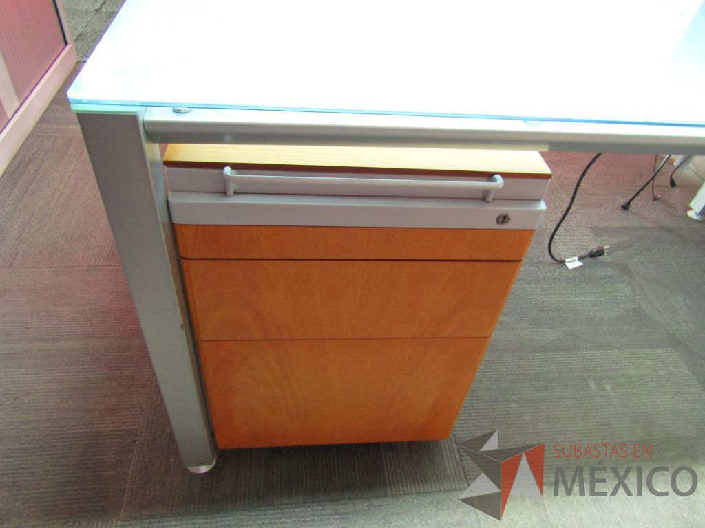 Lote 043 - Mesa de trabajo, estructura metálica , cubierta de vidrio y con 1 archivero metálico de 3 cajones. (Cubierta de vidrio rota). - Imagen 9