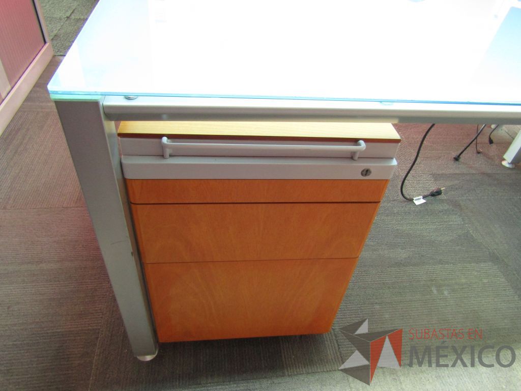 Lote 043 - Mesa de trabajo, estructura metálica , cubierta de vidrio y con 1 archivero metálico de 3 cajones. (Cubierta de vidrio rota). - Imagen 10