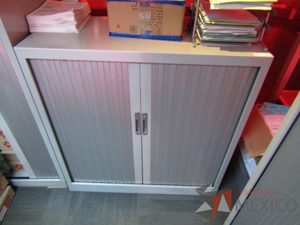 Lote 093 - Gabinete metálico de 2 puertas corredizas color gris
