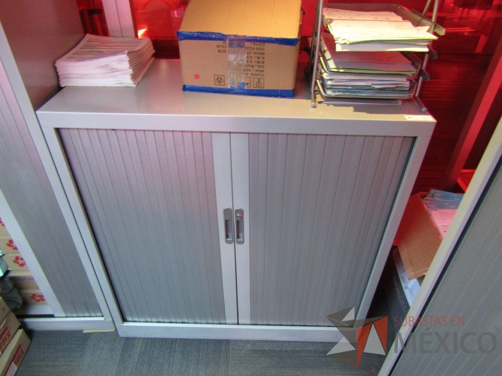 Lote 093 - Gabinete metálico de 2 puertas corredizas color gris - Imagen 2