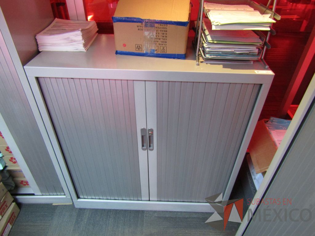 Lote 093 - Gabinete metálico de 2 puertas corredizas color gris - Imagen 3