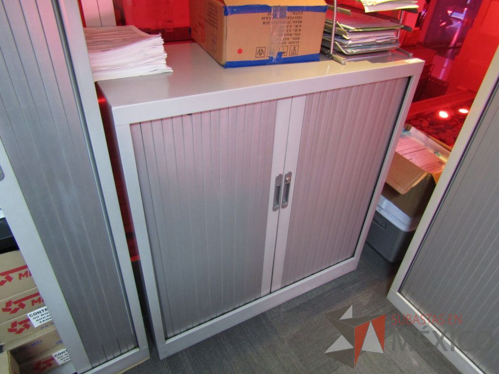 Lote 093 - Gabinete metálico de 2 puertas corredizas color gris - Imagen 4