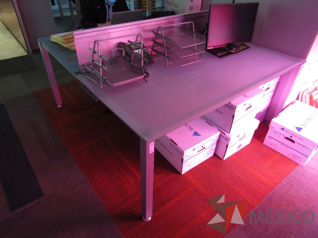 Lote 095 - Estación de trabajo para 2 personas, base metálica, cubierta de cristal y separación metálica