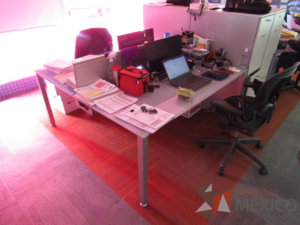 Lote 095 - Estación de trabajo para 2 personas, base metálica, cubierta de cristal y separación metálica - Imagen 8