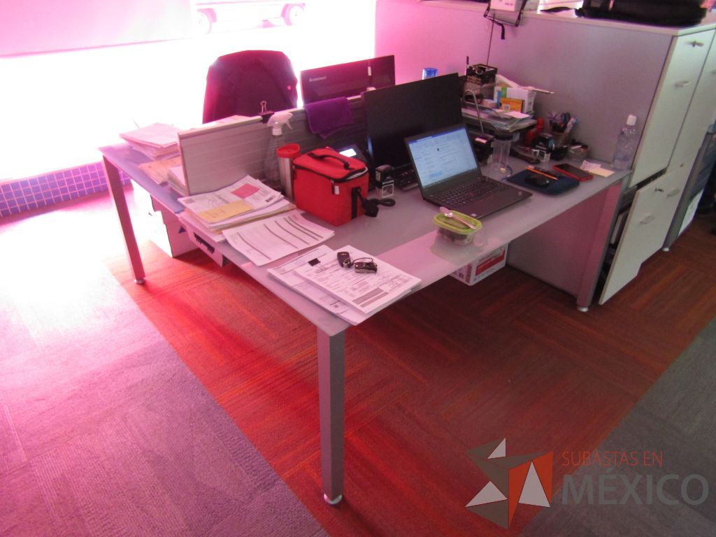 Lote 095 - Estación de trabajo para 2 personas, base metálica, cubierta de cristal y separación metálica - Imagen 10