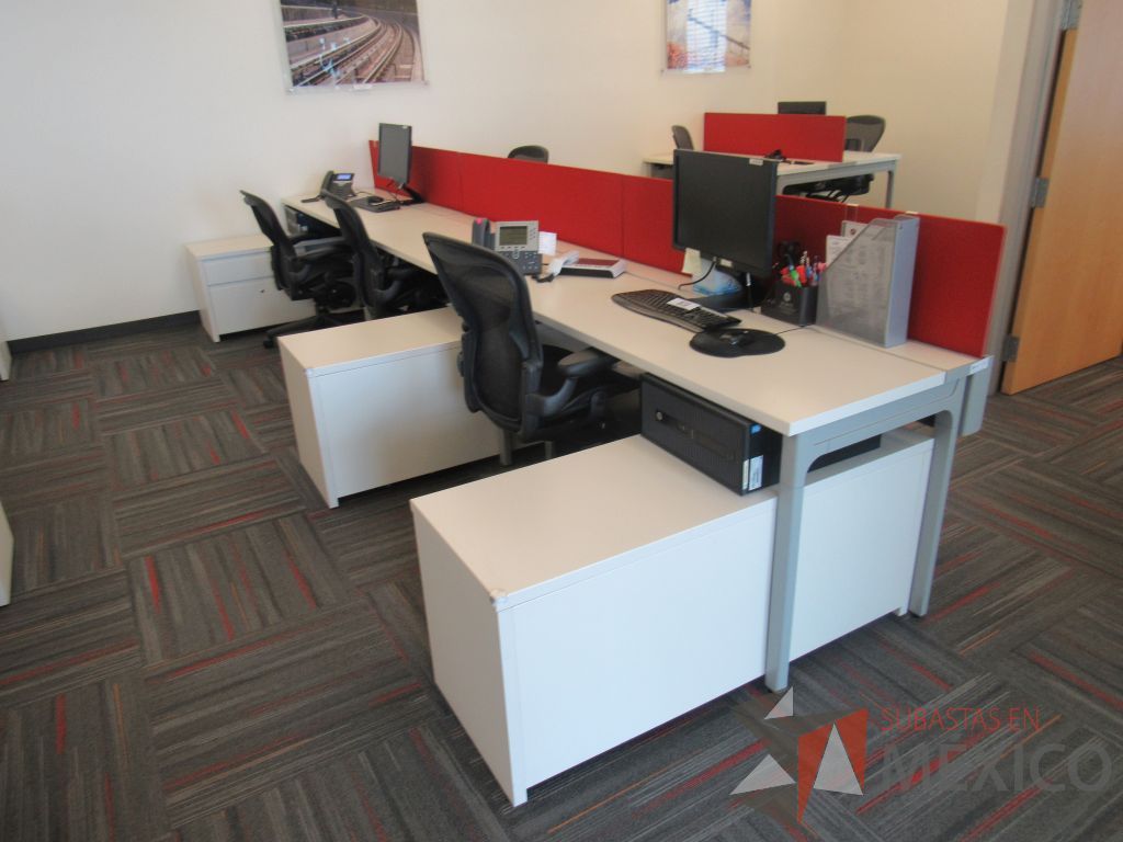 Lote 014 - Estación de trabajo para 4 personas con 3 credenzas de 2 cajones y 1 entrepaño color blanco