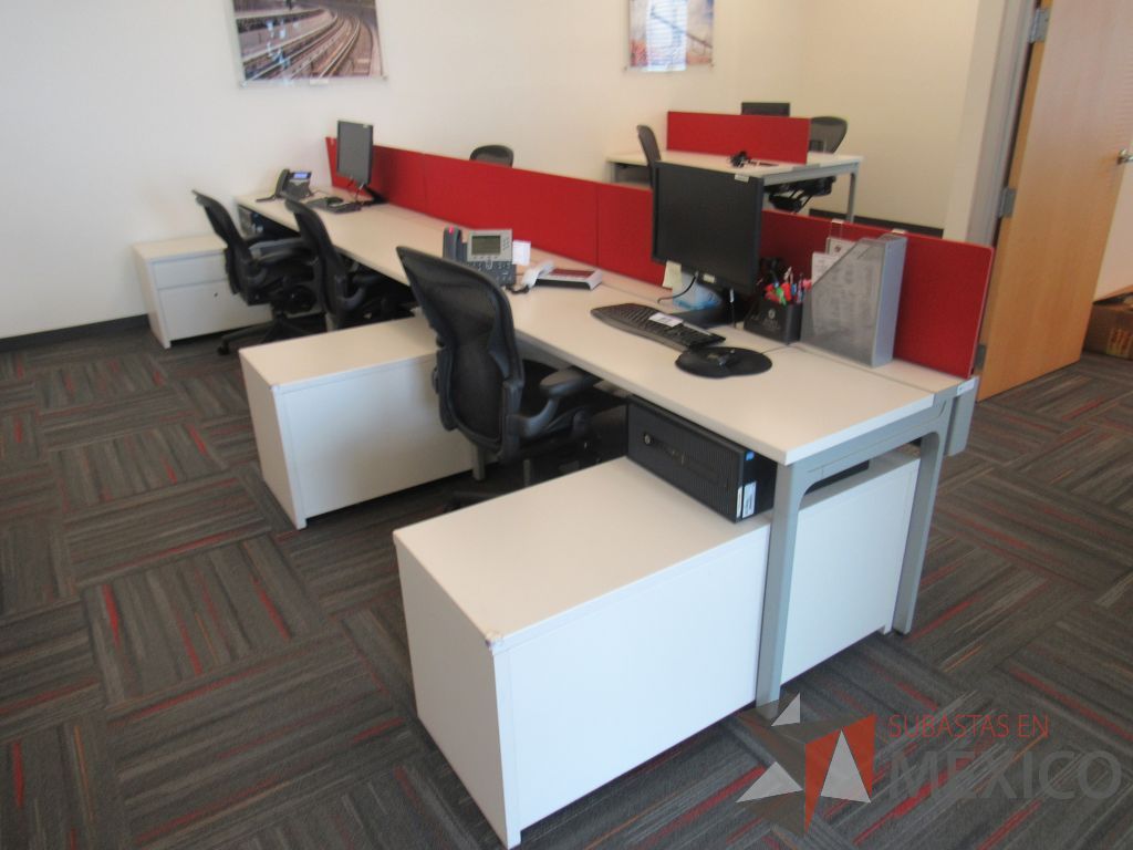 Lote 014 - Estación de trabajo para 4 personas con 3 credenzas de 2 cajones y 1 entrepaño color blanco - Imagen 2