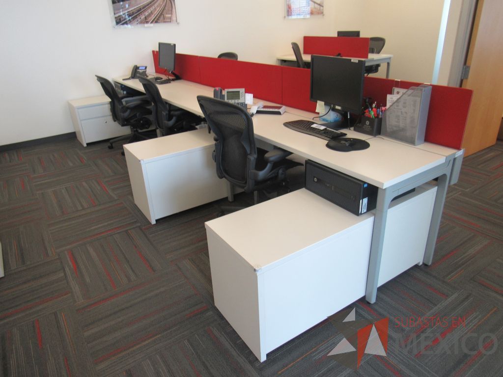 Lote 014 - Estación de trabajo para 4 personas con 3 credenzas de 2 cajones y 1 entrepaño color blanco - Imagen 3