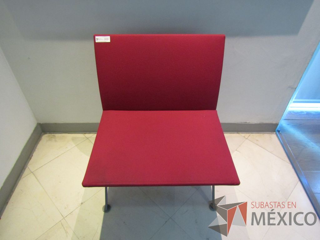 Lote 051 - Silla fija, estructura metálica y asiento y respaldo en tela color rojo