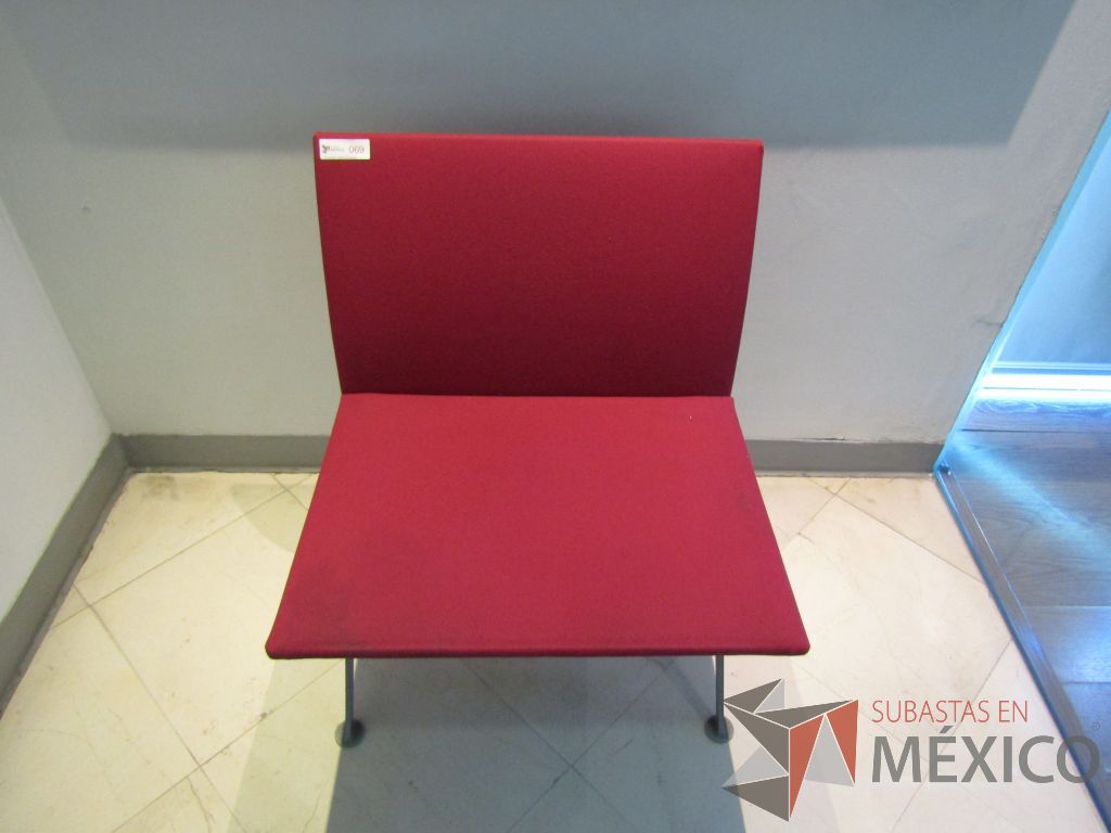 Lote 051 - Silla fija, estructura metálica y asiento y respaldo en tela color rojo - Imagen 2