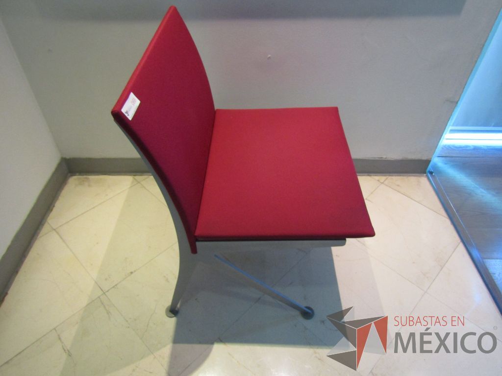 Lote 051 - Silla fija, estructura metálica y asiento y respaldo en tela color rojo - Imagen 3
