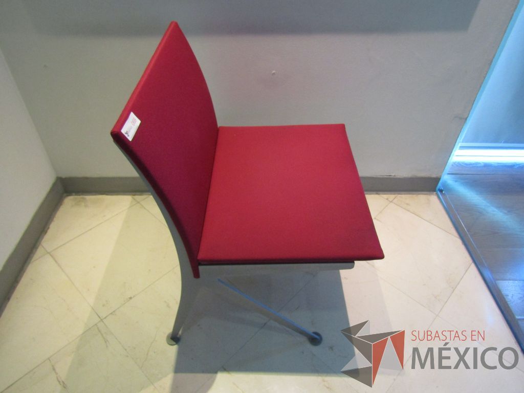 Lote 051 - Silla fija, estructura metálica y asiento y respaldo en tela color rojo - Imagen 4