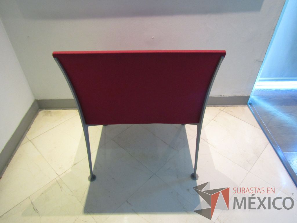 Lote 051 - Silla fija, estructura metálica y asiento y respaldo en tela color rojo - Imagen 5
