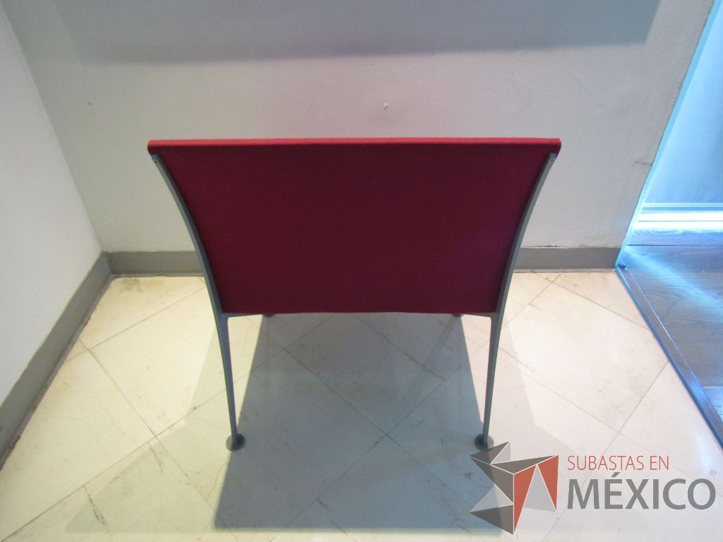 Lote 051 - Silla fija, estructura metálica y asiento y respaldo en tela color rojo - Imagen 6