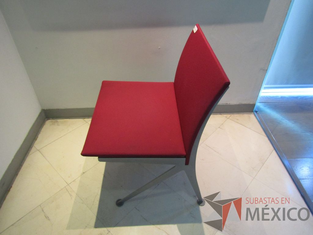 Lote 051 - Silla fija, estructura metálica y asiento y respaldo en tela color rojo - Imagen 7