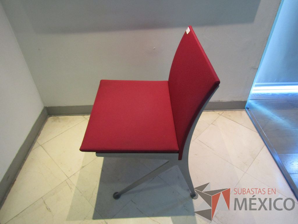 Lote 051 - Silla fija, estructura metálica y asiento y respaldo en tela color rojo - Imagen 8